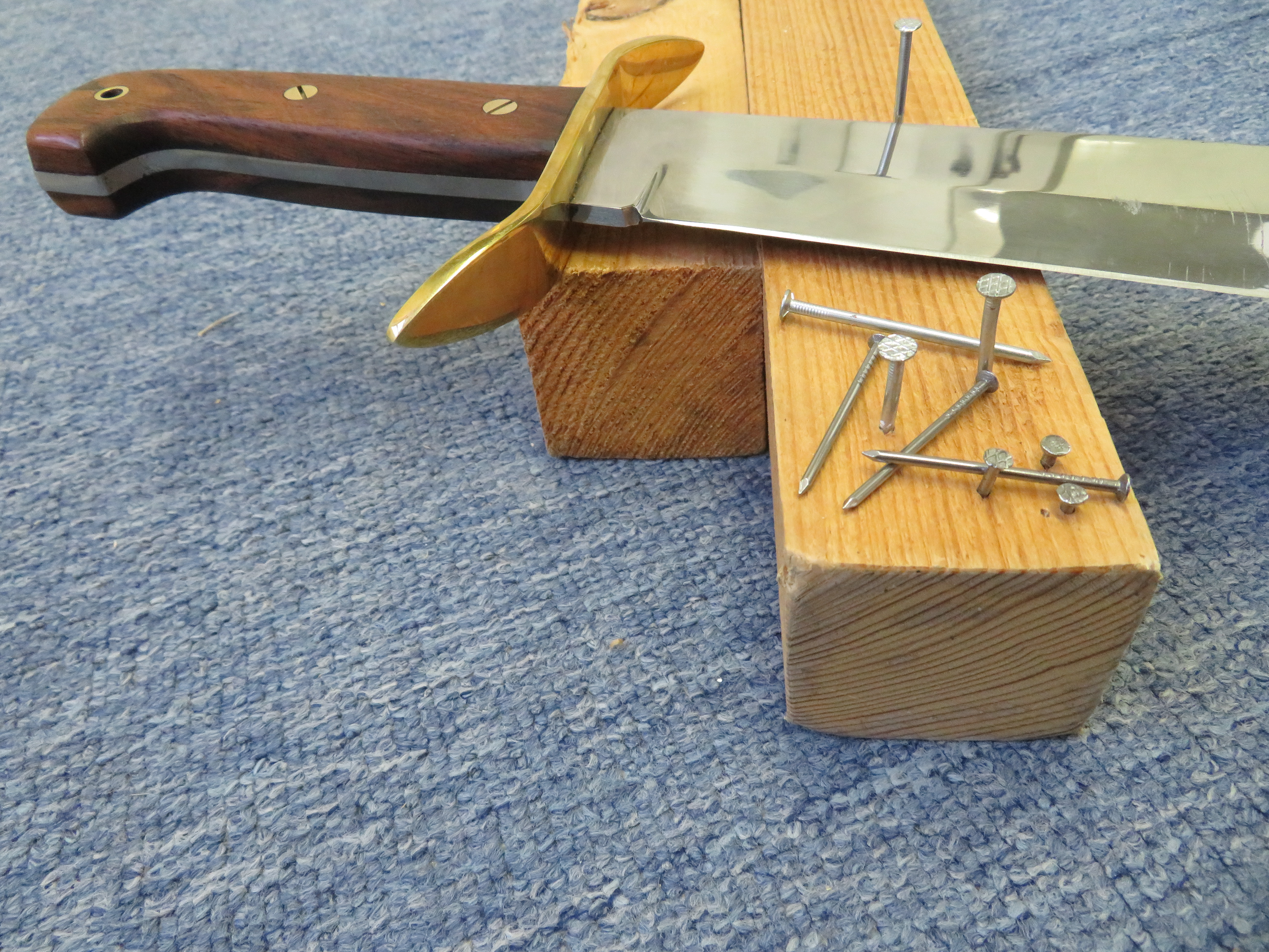 Rozhodl jsem se také plochou částí čepele Nože Wild West Bowie improvizovaně zatlouct několik různých hřebíků do dřevěného trámku.